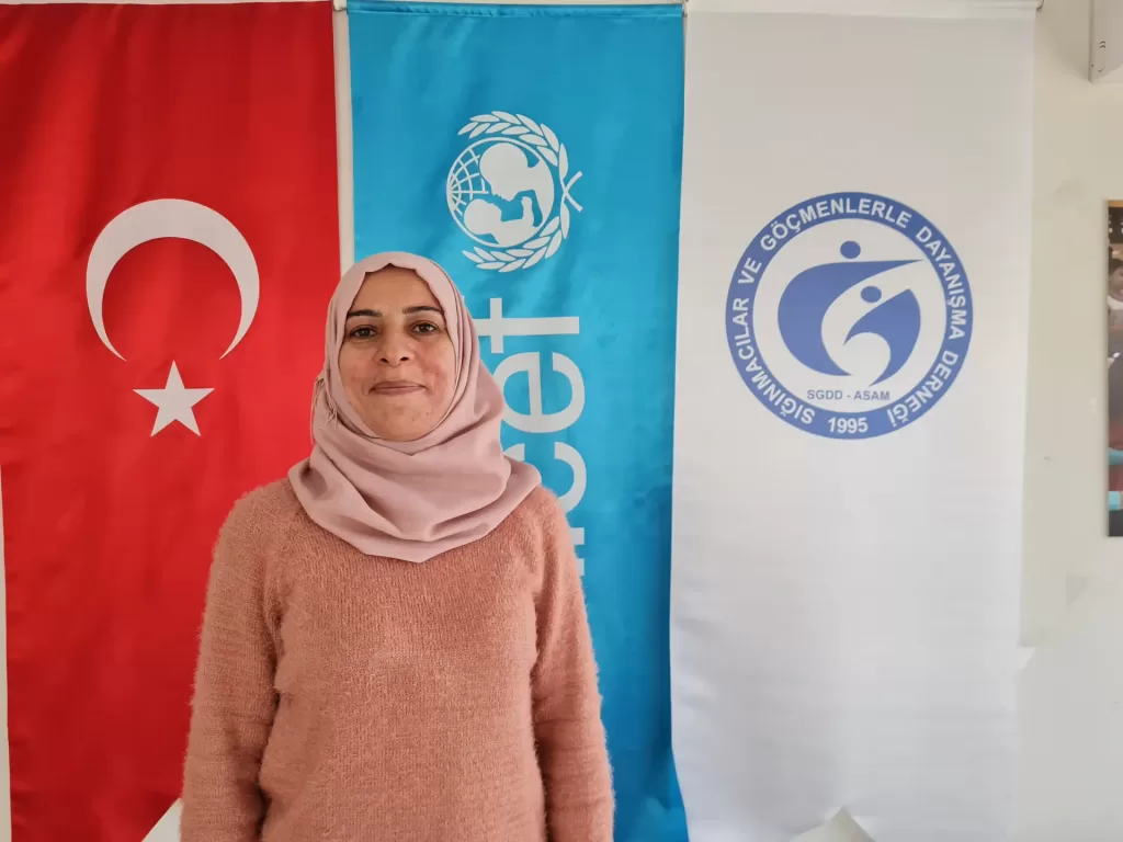 Ragda Elukla, Suriye’deki iç savaş sonrası Türkiye’ye sığındı. Şimdi burada hem terzilik yapıyor, hem de fen bilgisi öğretmenliği okuyor. Ragda’nın zorluklar karşısındaki güçlü tavrı ve duruşu, bugün artık başka çocuklara ve gençlere örnek oluyor, ilham veriyor. UNICEF ortaklığında çalışmalarını sürdüren Sığınmacılar ve Göçmenlerle Dayanışma Derneği (SGDD-ASAM) Ankara Al Farah Çocuk ve Aile Destek Merkezi’nde sığınmacılara yönelik düzenlenen “rol model eğitimleri”nde Ragda deneyimlerini aktarıyor ve bir “rol model” olarak başarı hikayesini paylaşıyor.  Erken yaşta evlilik, eğitimin önemi, özellikle kız çocuklarının okullaşması ve toplumsal cinsiyet eşitliği gibi konularda yararlanıcıları bilgilendiren Ragda, ilham almaları için ailelere kendi hikayesini anlatıyor.

“Biz fakir bir ailenin çocuklarıyız. Babamız vefat etmişti. Annem artık çok yorulmuştu. Altısı kız yedi çocuğun sorumluluğunu üstleniyordu. O yüzden ‘okulunuza biraz ara verin. Bana evi geçindirmekte yardımcı olun’ deyince, çok sevmeme rağmen okulu bıraktım. Okumayı çocukluğumdan beri çok severdim, evdeyken her fırsatta kitap okurdum. Hayat şartları okulu bırakmamı gerektirdi ama eğitimime bir şekilde devam etmek konusunda aslında kararlıydım” diye anlatıyor hikayesini Ragda. 

Okulu bıraktıktan sonra on yıl ara verdiğini ve sonrasında liseye 9. sınıftan tekrar döndüğünü belirten Ragda, savaş nedeniyle 2013 sonunda Türkiye’ye geldiğinde 34 yaşında olduğunu ve gelmeden önce Suriye’de terzilik yaptığını söylüyor. Türkiye’ye geldiğinde arkadaşlarından Yabancı Öğrenci Sınavı’nı duymuş ve yıllardır hayalini kurduğu üniversite eğitimi için şansını denemek istemiş. Ailesi Ragda’ya hem okumak hem çalışmak zor olabilir demesine rağmen o  vazgeçmemiş. Şimdi, bir yandan bir terzi atölyesinde kadın kıyafetleri dikiyor, bir yandan da Uşak Üniversitesi’nde fen bilgisi öğretmenliği okuyor.

Annesinin en büyük destekçisi olduğunu kaydeden Ragda, “Okulumu bitirdikten sonra kadın ve kadın sorunları alanında öğrenimime devam etmek istiyorum. Suriye’deyken savaş öncesi kadın hakları konusunda bilgimiz vardı ama Türkiye’de kadınların haklarından daha çok haberdar olduğunu görüyorum. Türkiye’deki sığınmacı kadınların da eğitim alması destekleniyor. Bana göre bir kadının en önemli hakkı eğitim. Kendime güvenimi arttırdı burada öğrendiklerim. Vatanıma daha güçlü dönebileceğime dair bir umut verdi” diyor. 

Rol model seminerlerine yoğun ilgi olduğunu belirten Ragda, “Gelecek bence kadınlar sayesinde şekillenecek. Kadınlar zayıf, güçsüz ve korunmaya muhtaç bir şekilde kalmayacaklar. Kendi ayakları üstünde duran, güçlü, hakkını arayan ve alan, kendini sürekli geliştiren bireyler olacaklar.  Ben de Al Farah’taki etkinliklerde bunları görüyorum” diyor.

UNICEF ortaklığında çalışmalarını yürüten SGDD-ASAM Ankara Al Farah Çocuk ve Aile Destek Merkezi Program Asistanı Duygu Yılmaz, merkezde sığınmacılara sosyal, sağlık, hukuk gibi birçok alanda danışmanlık verdiklerini belirterek, “çocuklar için yaşam becerilerini geliştirme ve psiko-sosyal destek sağlamaya çalışırken, yetişkinlere yönelik  “güçlendirme ve farkındalık artırma” konusunda çeşitli eğitimler ve atölyeler düzenliyoruz. Rol Model Eğitimi de bunlardan biri” diyor.

Etkinlikle sığınmacıların, rol model olarak deneyimlerini paylaşan kişilerin yaşam öyküsünden yola çıkarak kendi hayatlarına dönük farkındalığın arttırılmasını amaçladıklarını anlatan Yılmaz, “Konular özellikle kız çocuklarının okullaştırılması dolayısıyla erken yaşta evliliklerin önüne geçilmesi temelinde işleniyor. Rol modelimiz Ragda Elukla, eğitime oldukça önem veren, birçok engeli aşıp eğitim hayatına devam eden bir yararlanıcımız. Onun yaşam hikayesi, eğitime devam etme noktasında birçok ebeveyne ve kız çocuğuna ilham oluyor, yol gösteriyor. Her hafta farklı yararlanıcılarla psikoloğumuzun da eşlik ettiği görüşmeler gerçekleştirip, eğitimin önemine değiniyoruz.  Katılımcıların yaşamış olduğu zorlukların ve bu zorlukları aşarken nelerden güç aldıklarının da paylaşıldığı, aktif katılımın gerçekleştiği oturumlara olan talep günden güne artıyor” dedi. 
