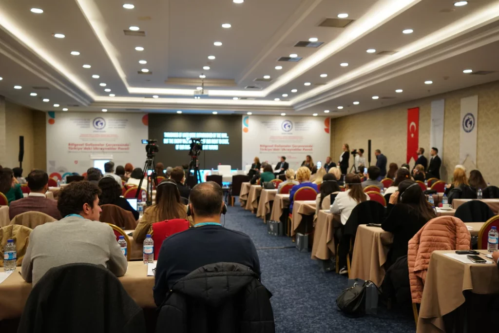 İsviçre Federal Dışişleri Bakanlığı’nın finansal desteği ile Sığınmacılar ve Göçmenlerle Dayanışma Derneği (SGDD-ASAM) tarafından yürütülen "Türkiye'de Göç ve Mülteci Müdahalesi Alanında Belediyelerin Kapasitesinin Güçlendirilmesi Projesi"nin panelinde konuşan Göç İdaresi Başkanlığı Yabancılar Genel Müdürü Gözde Özkorul, başta savunmasız durumdaki Ukraynalı kadın ve çocuklar olmak üzere sınır kapılarından geçişleri kolaylaştırdıklarını belirtti