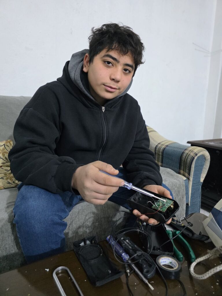 Ömer kendi imkânlarıyla kurduğu bu küçük tamir atölyesi, öğrenmeye duyduğu isteğin hiç azalmadığını gösteriyordu.