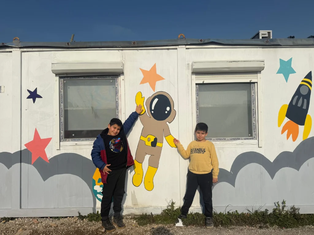 Sessiz adımlardan, gür bir sesle ifade edilen başarılara... Yusuf ve her zaman yanında olan ikizi İbrahim, hayatlarına renk katan proje alanında güvenle gülümsüyor.