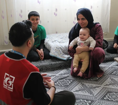 Saha &Ccedil;alışanı Ev ziyaretinde Danışanı Dinlerken_comp