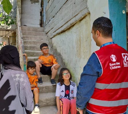 Saha &Ccedil;alışanımız Devrim, danışanımız Meryem hanım ve Kerem, Yusuf ve Lina ile sohbet ediyorlar.